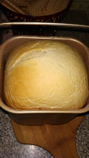 Выпечка хлеба, буханка в хлебопечке — стоковое фото
