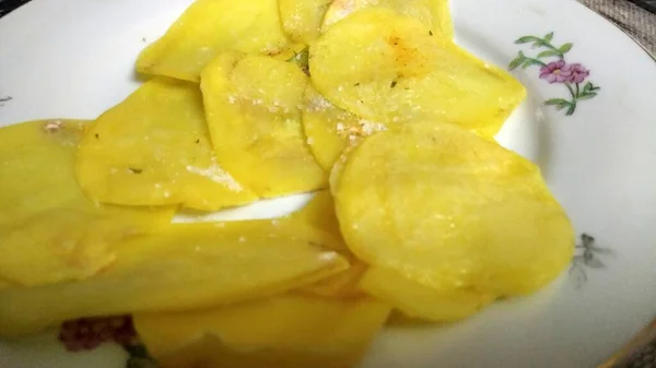 Gebackene Kartoffeln dünn hausgemachte Chips. Hochwertiges Foto — Stockfoto