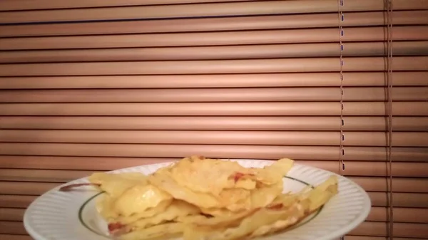 Жареный картофель с тонкими домашними чипсами. Высокое качество фото — стоковое фото
