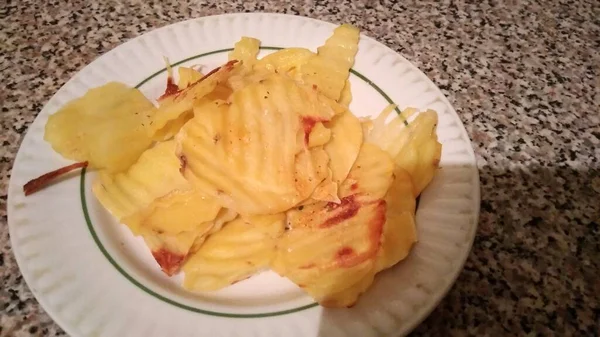 Bakad potatis tunt hemlagad chips. Högkvalitativt foto — Stockfoto