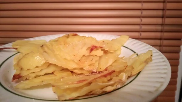 Gebackene Kartoffeln dünn hausgemachte Chips. Hochwertiges Foto — Stockfoto