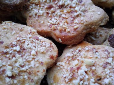 Bir tabak makro fotoğrafında duran lezzetli kurabiyeler.