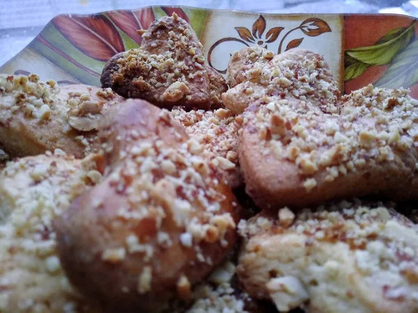 Deliciosas galletas desmenuzables tumbadas en un plato macro fotografía — Foto de Stock