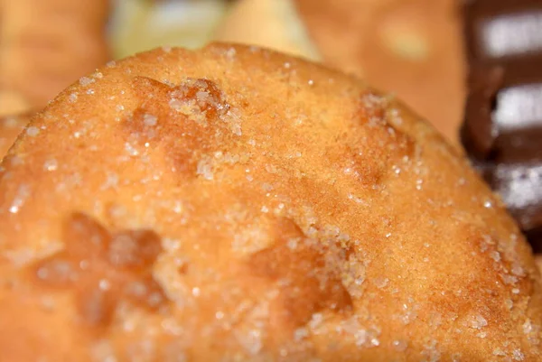 Crumbly e biscoitos de chocolate são colocados em um prato — Fotografia de Stock