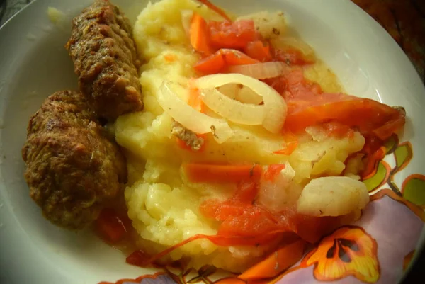 Traditional Russian dishes cutlet with potatoes seasoned with vegetables and sauce — Stock Photo, Image