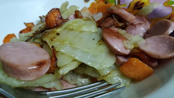 Deliciosas batatas fritas e produtos de salsicha com legumes — Fotografia de Stock