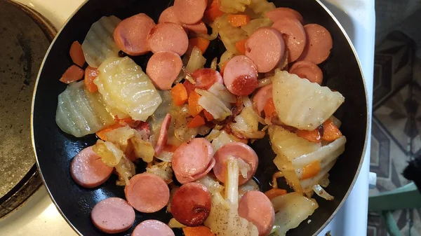 Finom sült burgonya és kolbászos termékek zöldségekkel — Stock Fotó