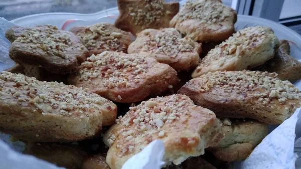 Deliciosas galletas desmenuzables tumbadas en un plato macro fotografía — Foto de Stock