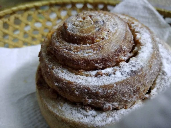 Tatlı cheesecake pudra şekerli bir tabakta.