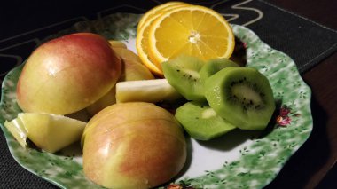 Tabakta farklı taze meyveler var.