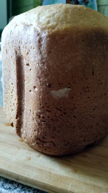 Bir somun taze beyaz ekmek ev yapımı kekler.