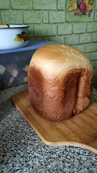 Ein Laib frisches Weißbrot hausgemachte Kuchen — Stockfoto