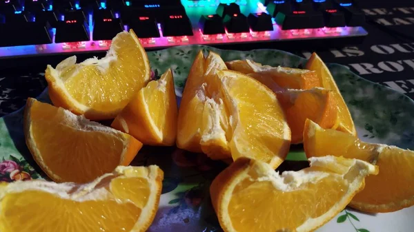 Naranjas frescas de cítricos cortadas en rodajas —  Fotos de Stock