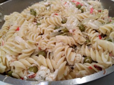 makarna örgüleri şeffaf bir tabakta yatar.