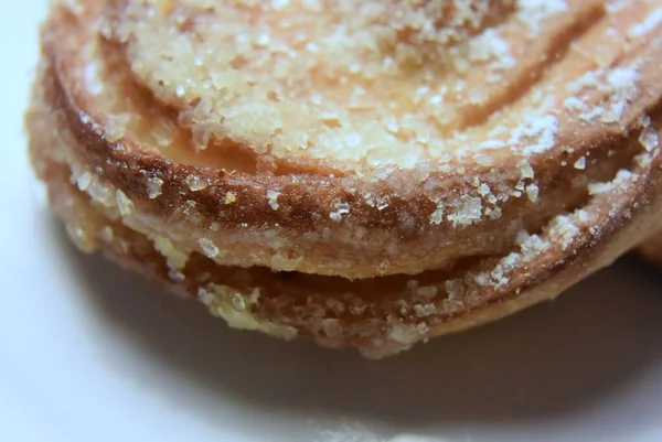 Pão na forma de um coração está na placa — Fotografia de Stock