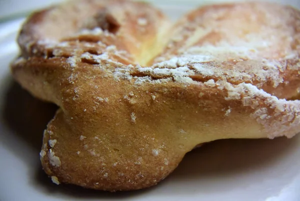 Pão na forma de um coração está na placa — Fotografia de Stock