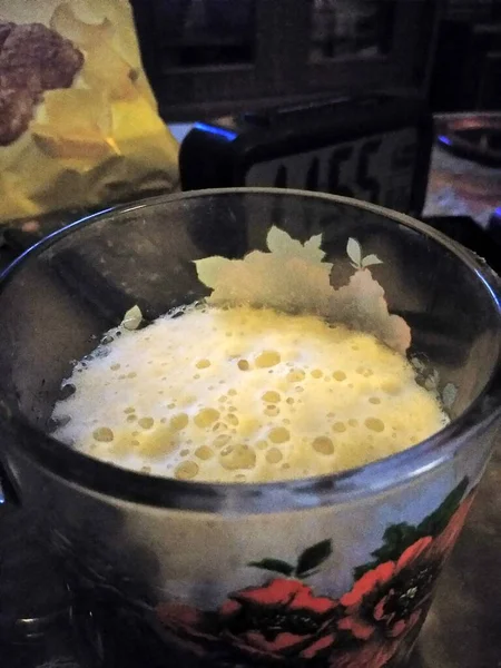 Un vaso de espumas alcohólicas en la copa — Foto de Stock