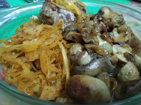 Repolho com cogumelos em um prato transparente — Fotografia de Stock