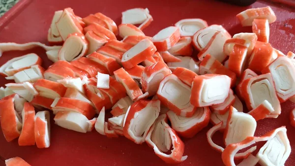 Palitos de caranguejo de frutos do mar fatiados estão na placa — Fotografia de Stock