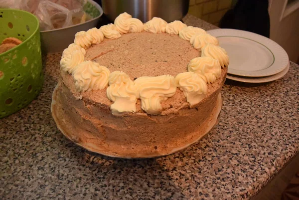 Delicioso pastel dulce está en el plato por completo — Foto de Stock