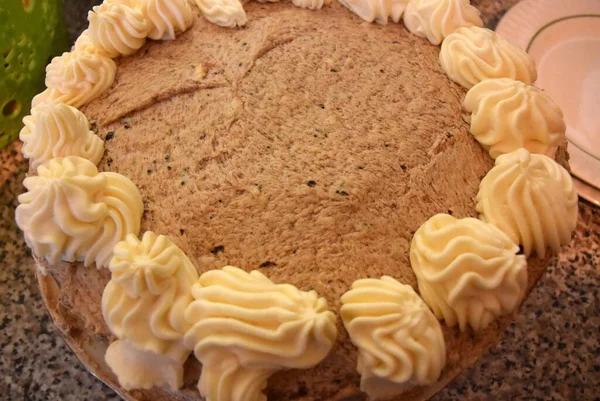 Delicioso pastel dulce está en el plato por completo — Foto de Stock