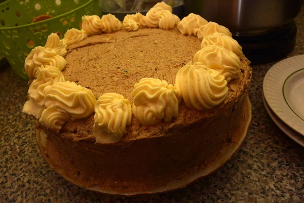 Delicioso pastel dulce está en el plato por completo — Foto de Stock
