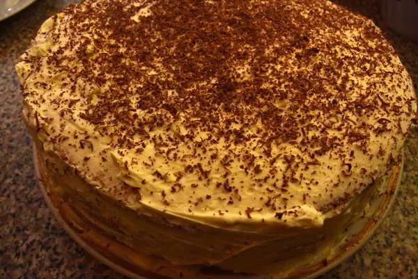 Una gran torta casera desmenuzable dulce se sienta en un plato grande — Foto de Stock