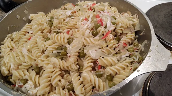 Pâtes avec viande et légumes dans une assiette — Photo