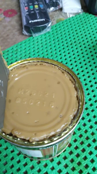 Lata abierta de leche condensada con marcas de fabricantes —  Fotos de Stock