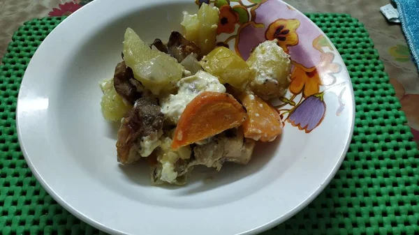 Un plato de comida en una mesa —  Fotos de Stock