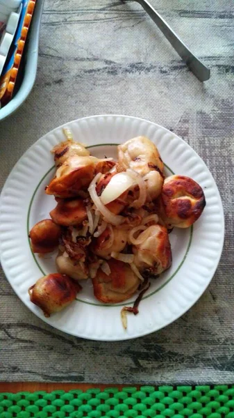 Un plato de comida en una mesa —  Fotos de Stock