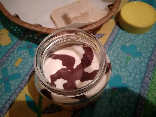 Masada bir fincan kahve.