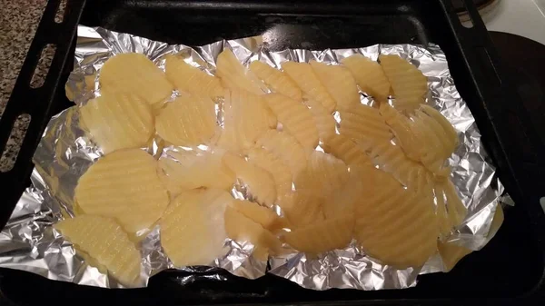 fırında ve folyoda fırında patates.