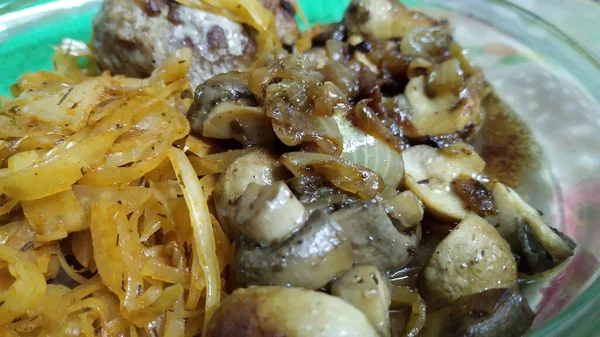 Deliciosa comida saudável em um prato na mesa — Fotografia de Stock