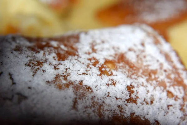 Deliciosa torta Charlotte cortada em pedaços prato na mesa — Fotografia de Stock