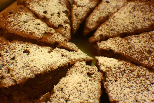 Pastel dulce en un plato cortado en trozos pares —  Fotos de Stock