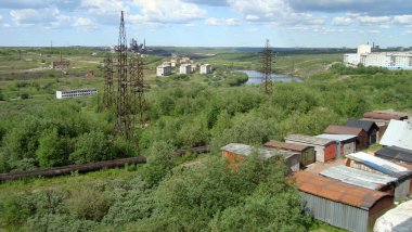 Tundra 'nın yüksekliğinden ve yılın yaz mevsiminde şehrin bazı yerlerinden manzara