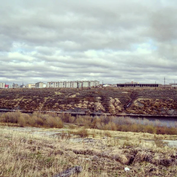 Paisaje en la distancia en la ciudad Norte de Rusia Ártico — Foto de Stock