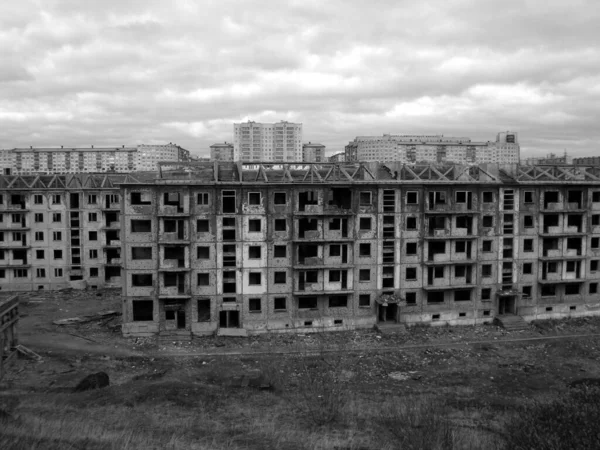 Černobílé záběry opuštěných míst v Rusku severně od Ruska Chruščevki — Stock fotografie