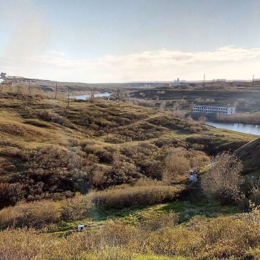 Nehrin arka planında ışığa doğru bahar manzarası,