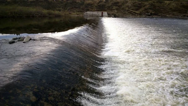 Imagens de primavera da barragem para esmagar a paisagem do gelo — Fotografia de Stock