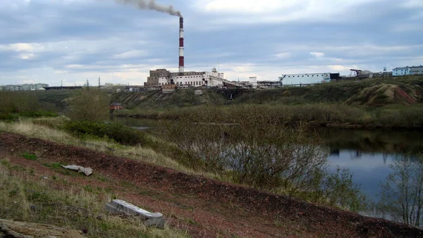 Kilátás az energia vállalkozás Észak-Oroszország Vorkuta város tavasz elején — Stock Fotó