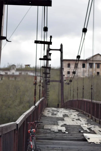Pedestrian suspension bridge beginning of spring, North of Russia — Stock Photo, Image