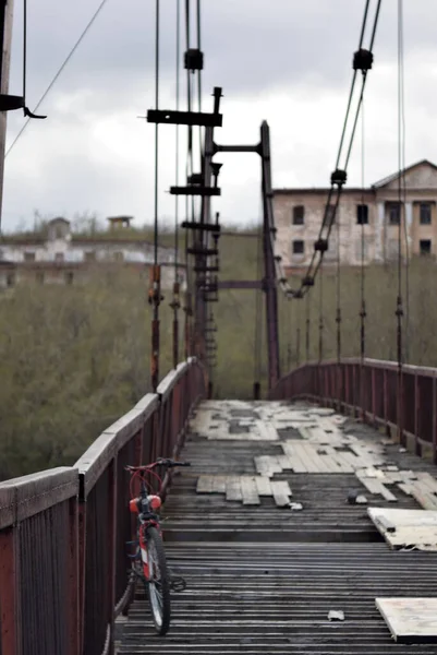 俄罗斯北部春天开始的行人悬索桥 — 图库照片