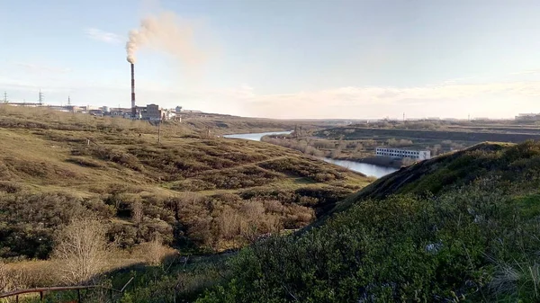Nehrin arka planında ışığa doğru bahar manzarası,