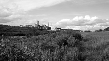 Siyah beyaz çerçeveler, yazın ortasında bir kömür madeni.