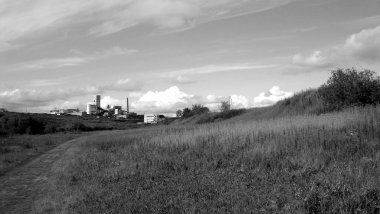 Siyah beyaz çerçeveler, yazın ortasında bir kömür madeni.