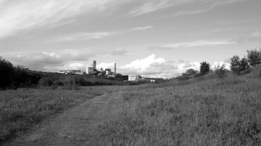 Siyah beyaz çerçeveler, yazın ortasında bir kömür madeni.