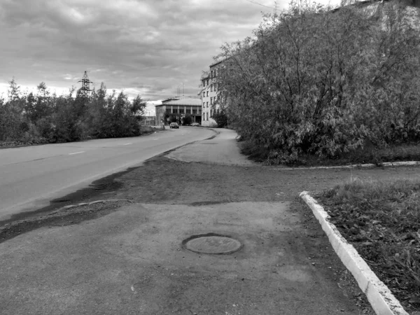 Calles de la ciudad de una pequeña acera de la ciudad y la carretera marco blanco y negro — Foto de Stock