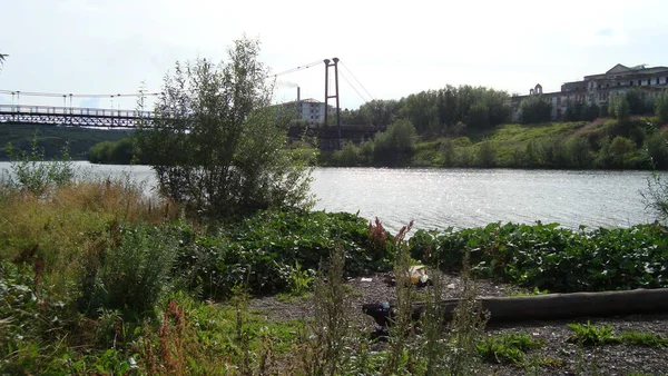 Nehrin, köprünün ve yerleşim yerlerinin arka planında manzaralar